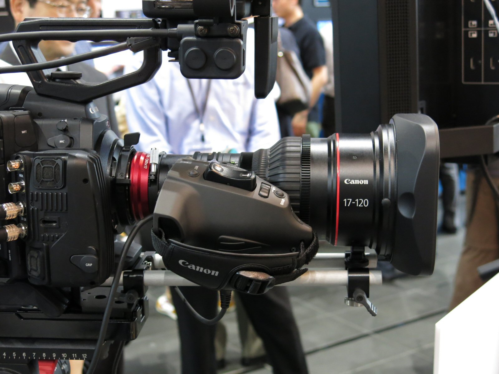 ドライブユニットを装備した4K対応7倍ズームレンズ「CN7×17 KAS S」