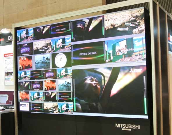 An example of a Mitsubishi-made DLP-format 4-screen multi-vision surveillance control system in action