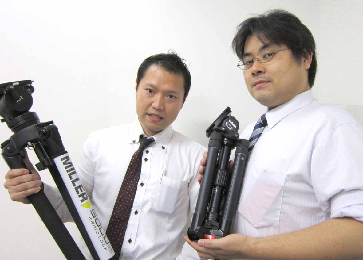 Naoto Nakashima (left) holds a Miller tripod and Yasumasa Matahira (right) holds the UT series tripod