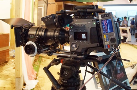 写1:新製品のフラッグシップモデル”F65 RS”(ソニー)