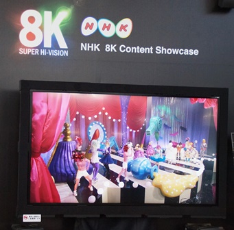 写2:パブリックビューイング8KLCDディスプレイ(NHK、シャープ)