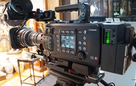 写0:タイトルバック”EOS-C700”(キヤノン)