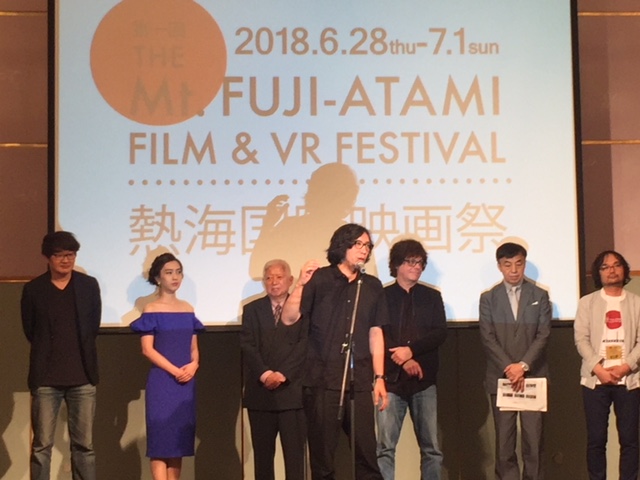 行定勲監督(中央)など映画界の著名人も集まった