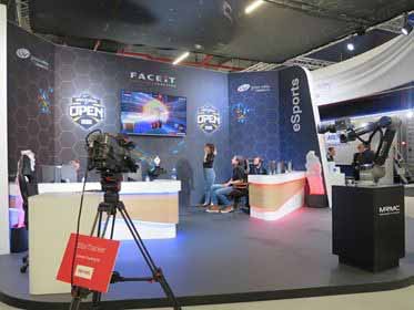 SAMと統合したグラスバレーブースのメイン展示となったe-sport無人中継デモ(ロボットアームによるカメラ操作=右端)