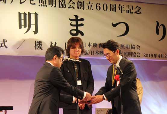 照明技術賞 ドラマ部門 最優秀照明賞を受賞した牛尾 裕一氏(右)