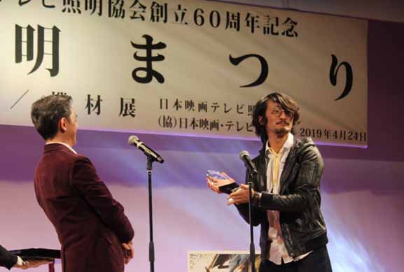 照明技術賞 MV部門 最優秀照明賞を受賞した上野 甲子朗氏(右)